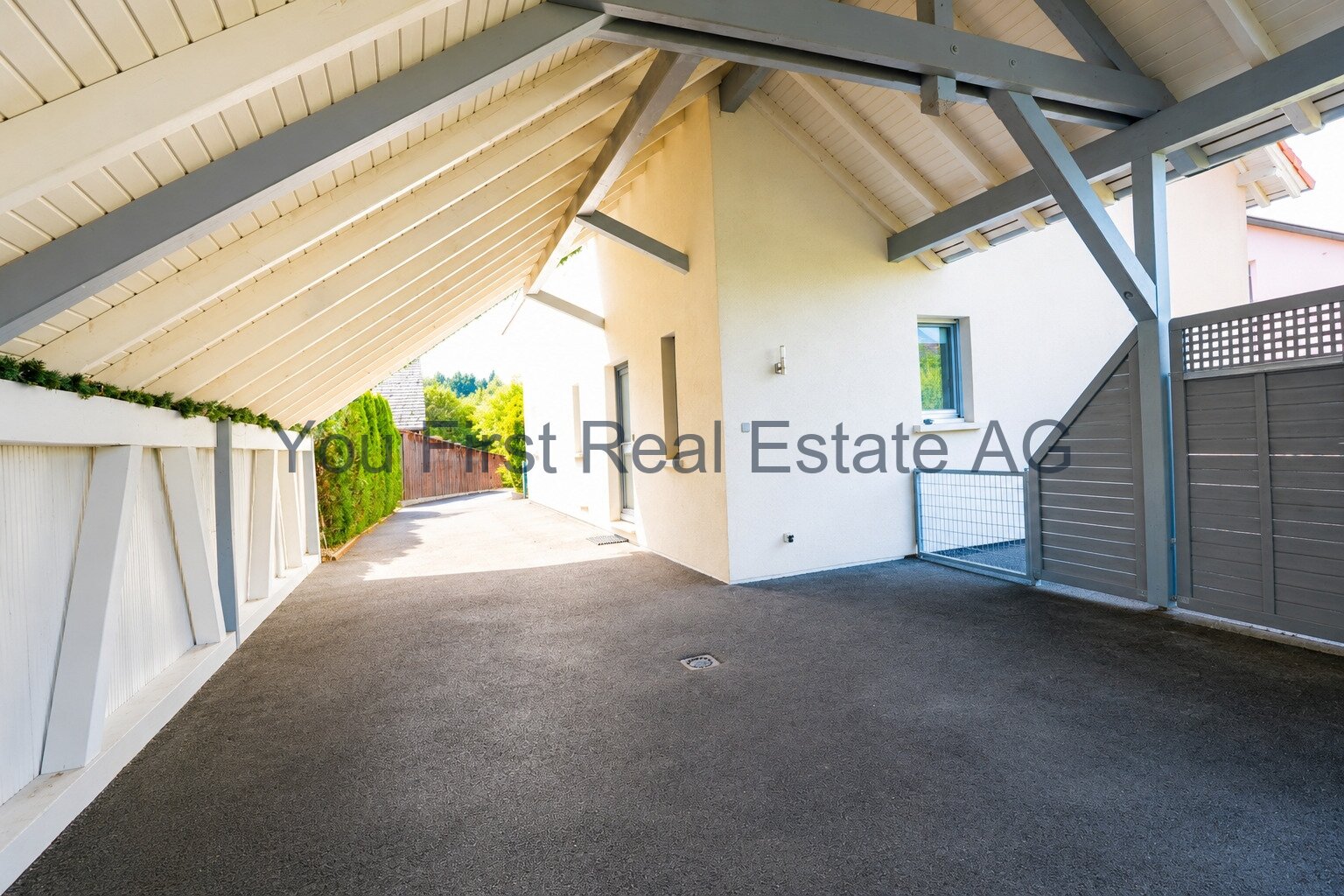 Carport mit durchdachter Zufahrt und wettergeschütztem Eingangsbereich