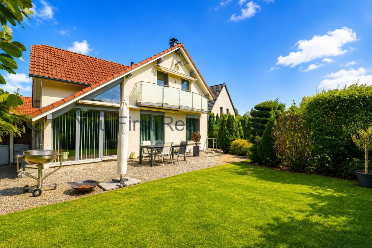 Modernes Einfamilienhaus mit großzügiger Terrasse und Balkon