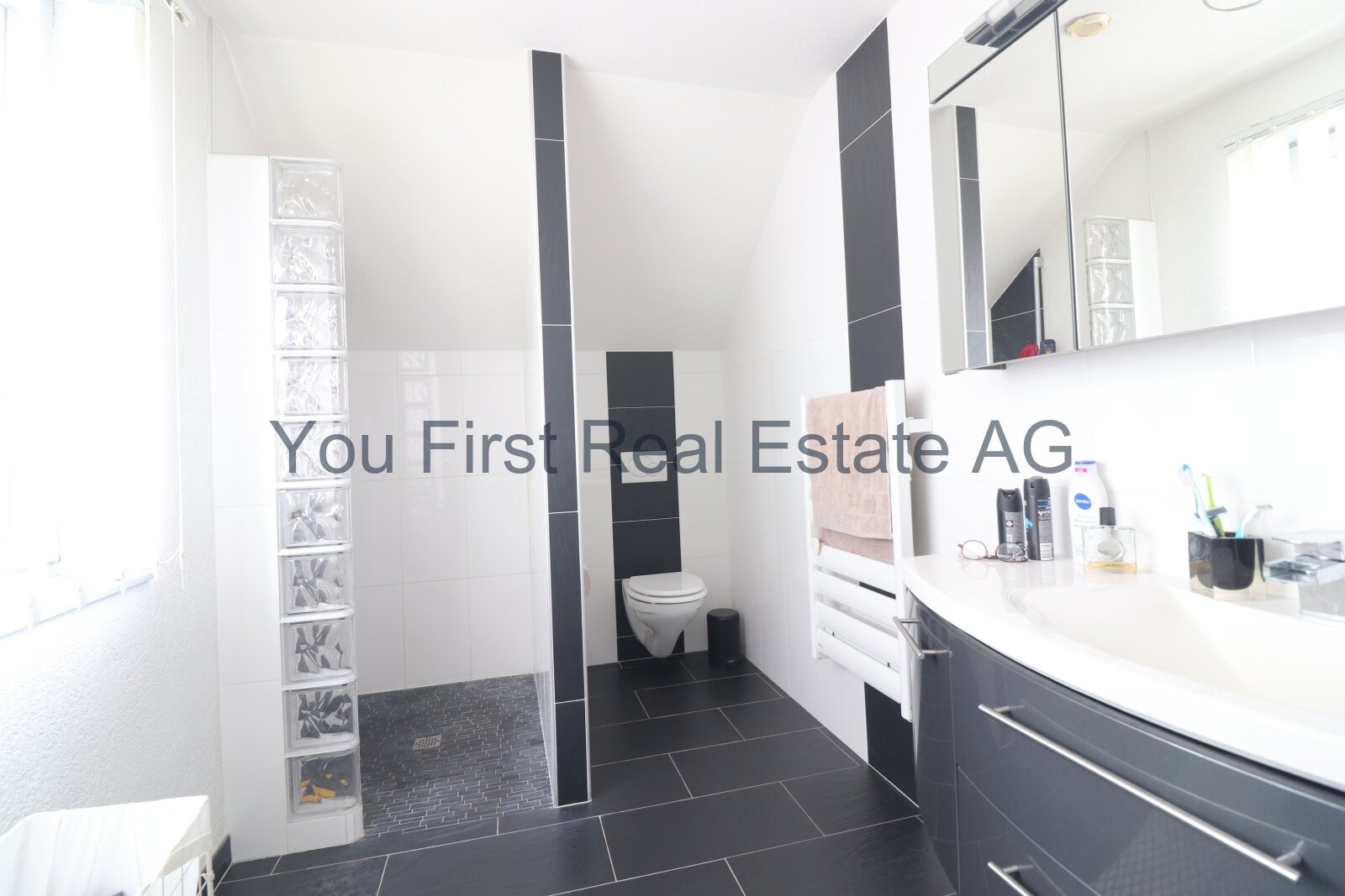 Modernes Badezimmer mit Walk-In-Dusche und großflächigem Spiegelschrank