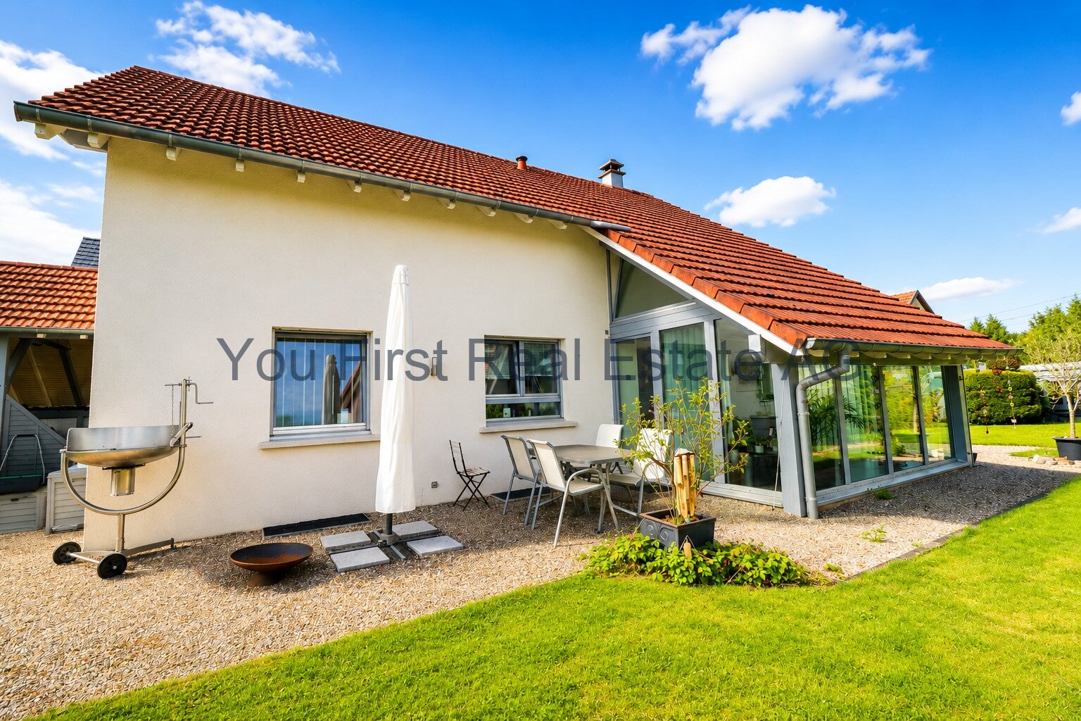 Moderner Wohnanbau mit großflächiger Verglasung und direktem Gartenanbindung