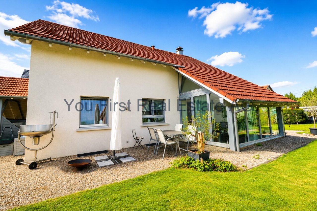 Moderner Wohnanbau mit großflächiger Verglasung und direktem Gartenanbindung
