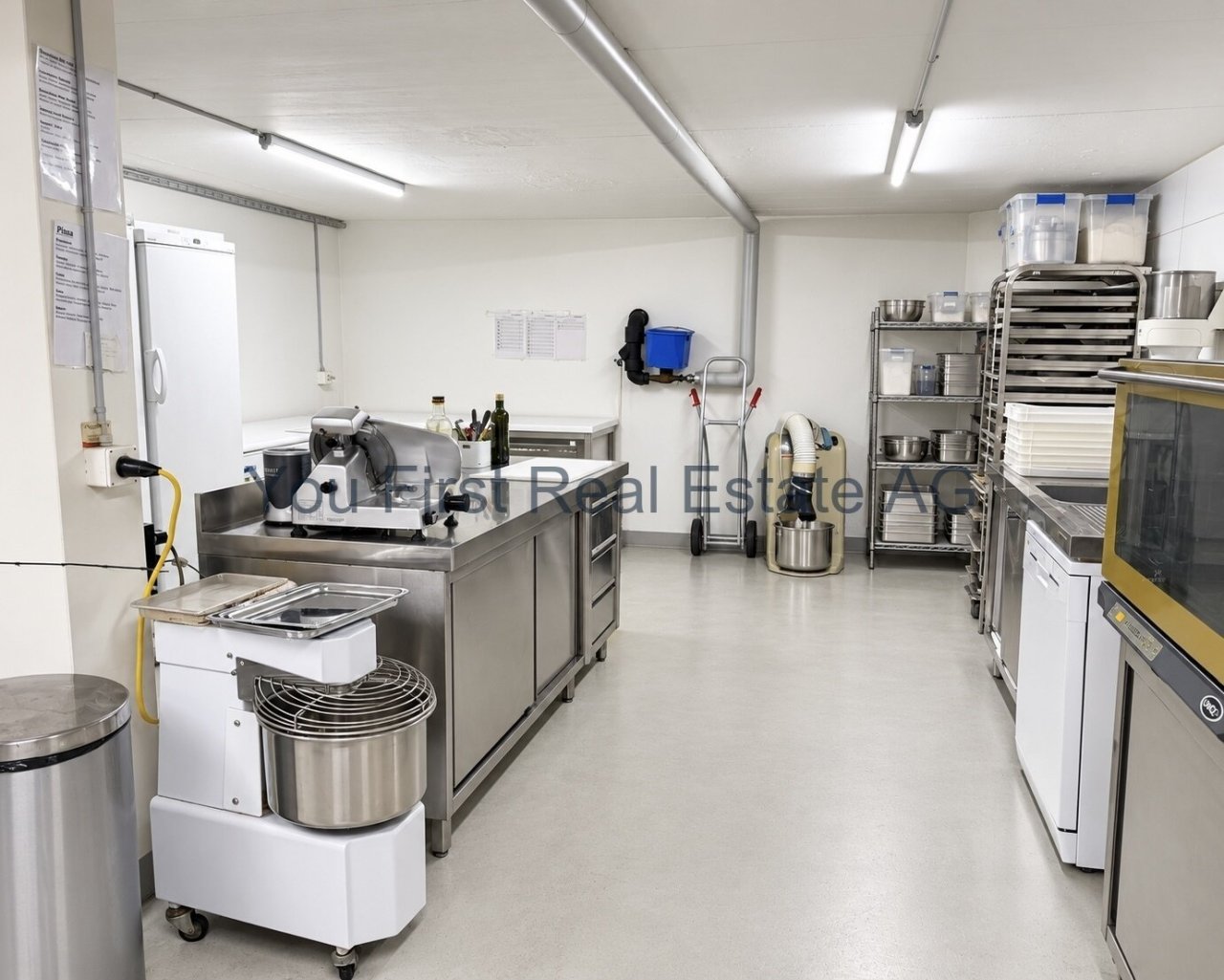 Funktionale Backstube mit professioneller Teigverarbeitung und optimierter Lagerfläche