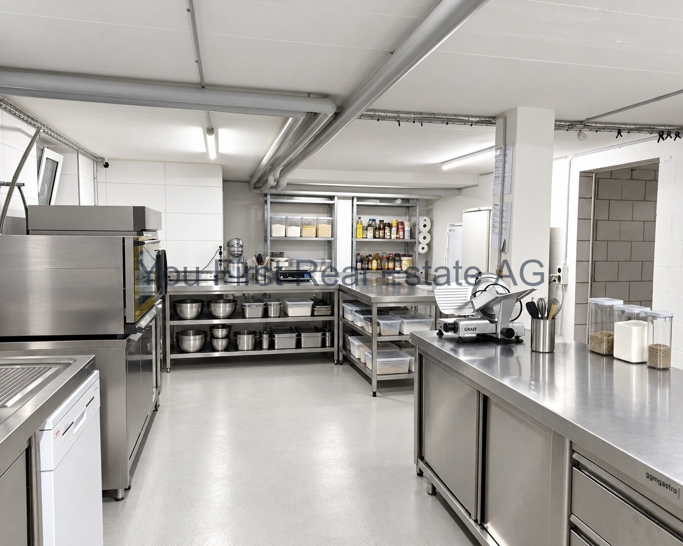 Professionelle Großküche mit optimierter Arbeitsflächenorganisation und umfassender Lagerverwaltung