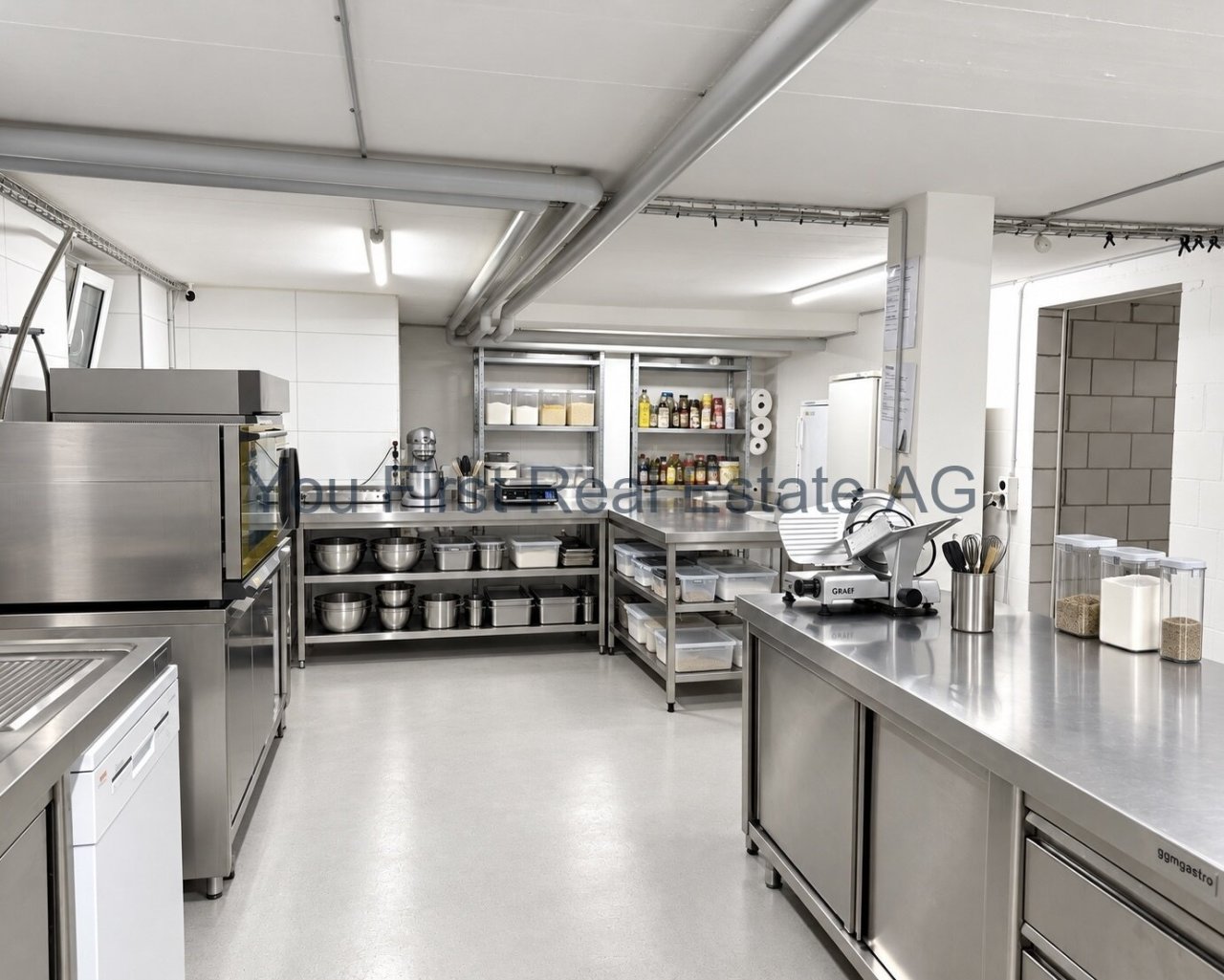 Professionelle Großküche mit optimierter Arbeitsflächenorganisation und umfassender Lagerverwaltung