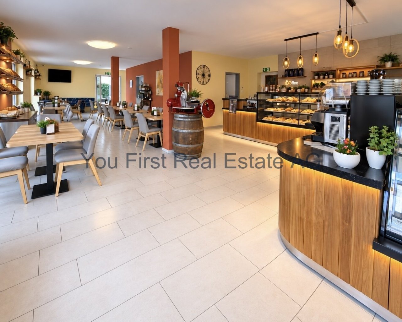 Modernes Café mit offener Raumgestaltung und professioneller Theke