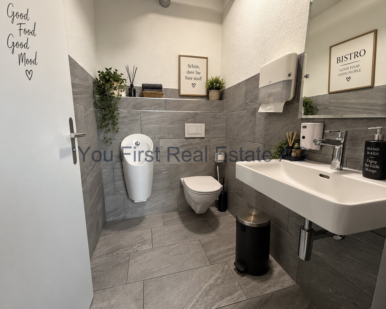 Elegantes Gäste Herren-WC mit hochwertigem Fliesenbelag und praktischer Sanitärausstattung