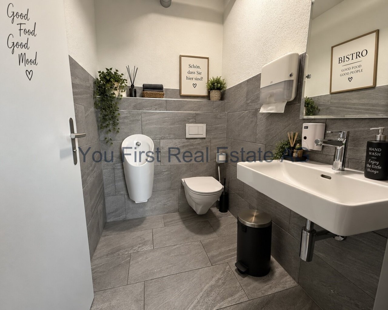 Elegantes Gäste Herren-WC mit hochwertigem Fliesenbelag und praktischer Sanitärausstattung