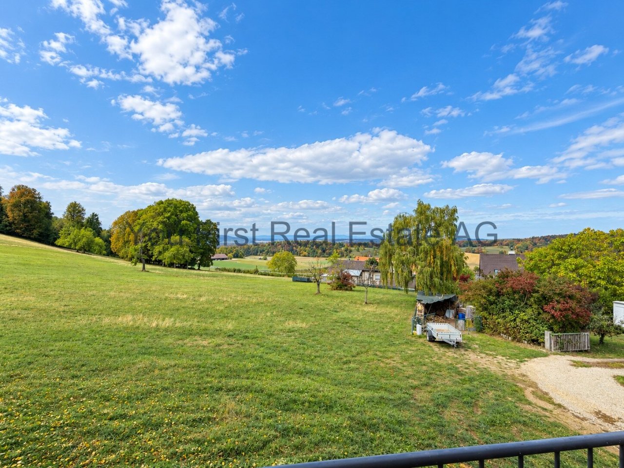 Weitläufiges Grundstück mit herrlichem Fernblick und etabliertem Baumbestand