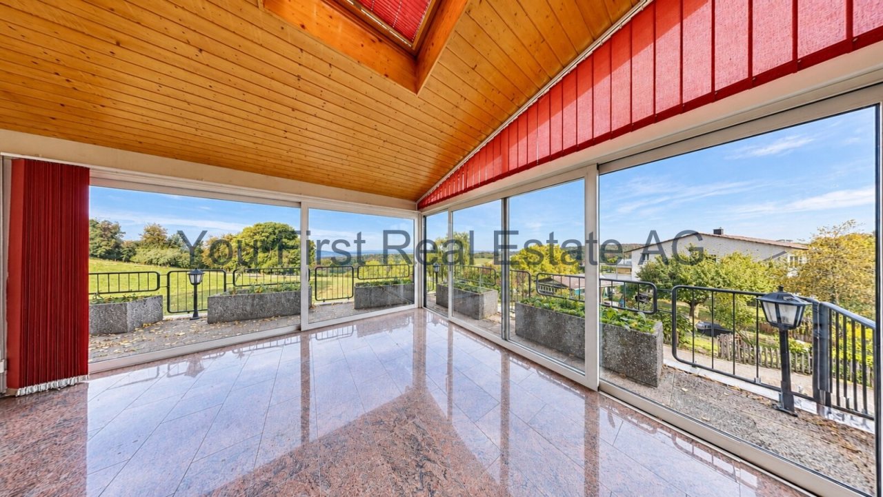 Verglaste Loggia mit Holzdecke und freiem Landschaftsblick