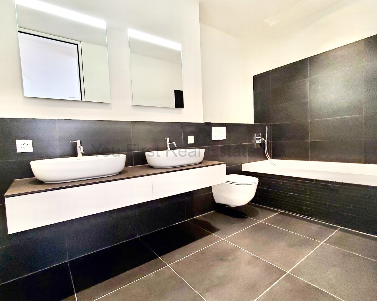 Badezimmer mit Doppellavabo und WC