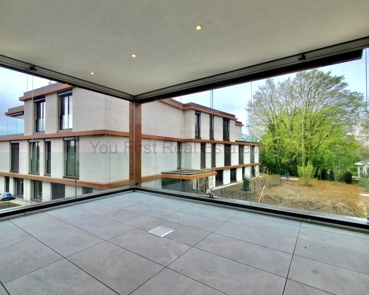 Gedeckte Terrasse mit Weitsicht
