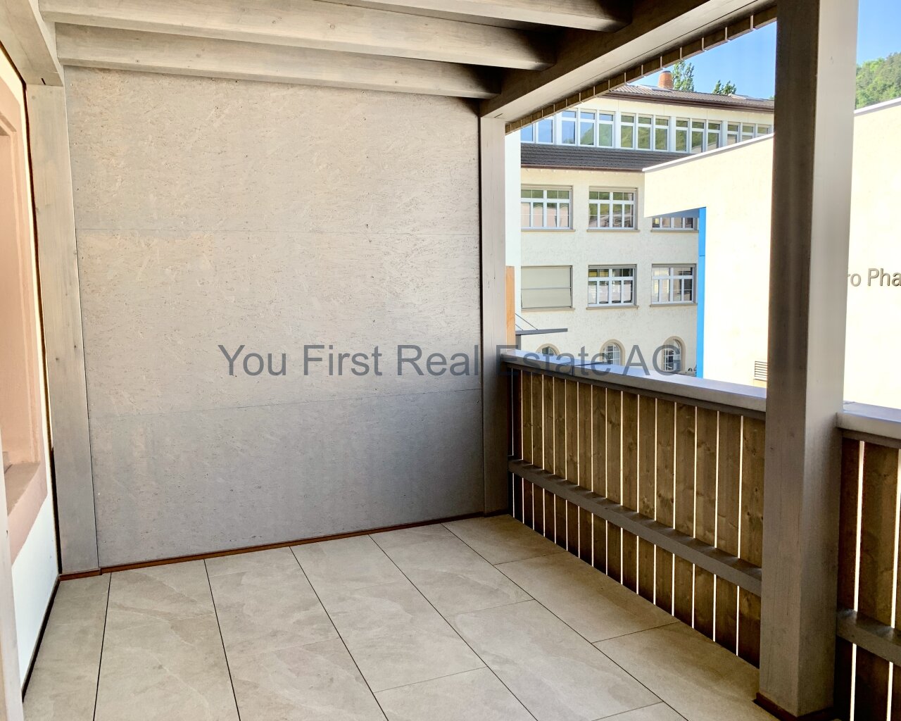 Gedeckter grosser Balkon Gedeckter grosser Balkon