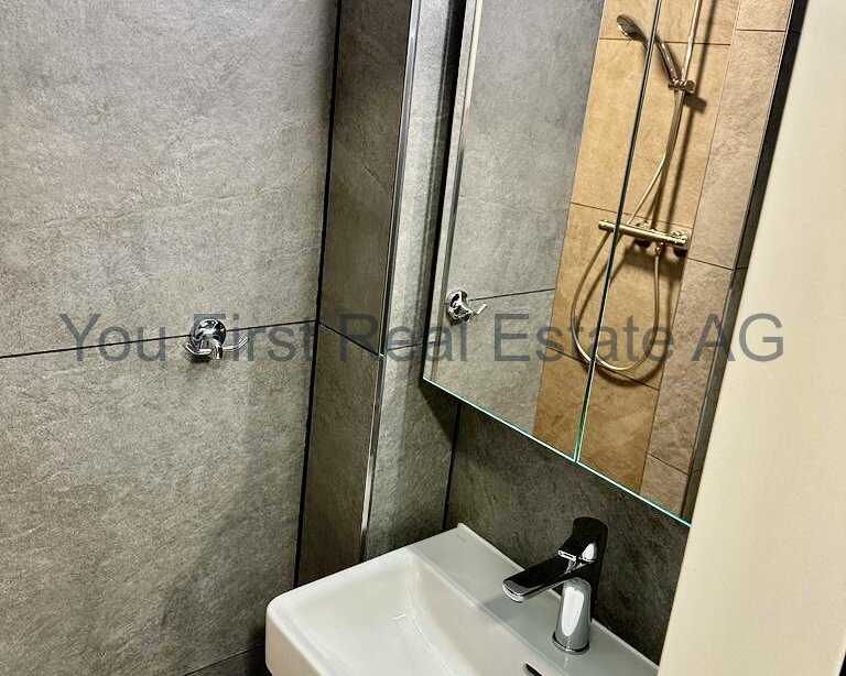 Duschraum mit Lavabo Duschraum mit Lavabo
