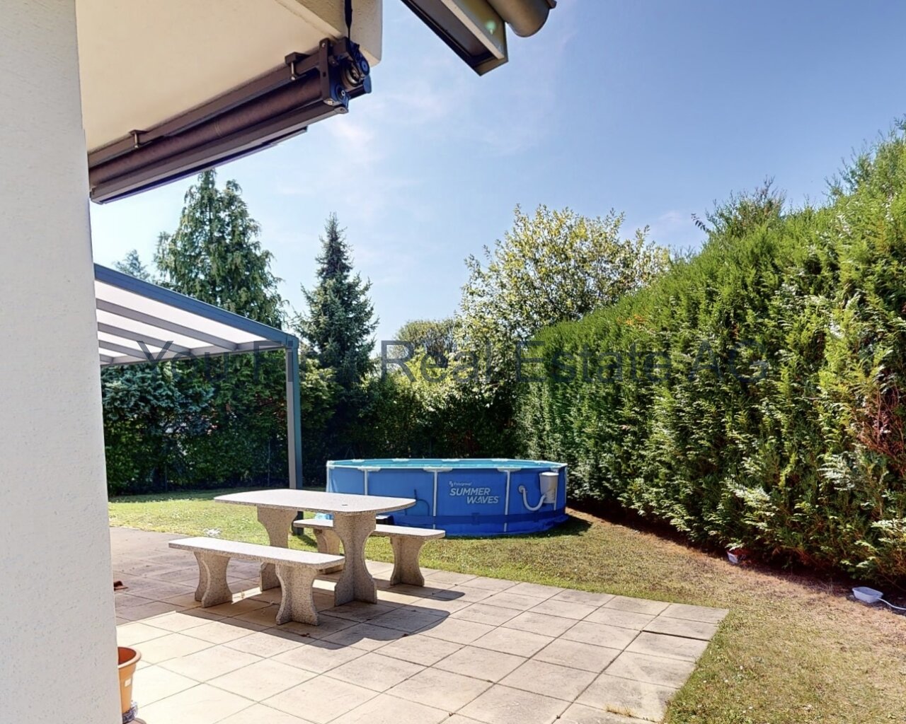 Sonnen am Pool