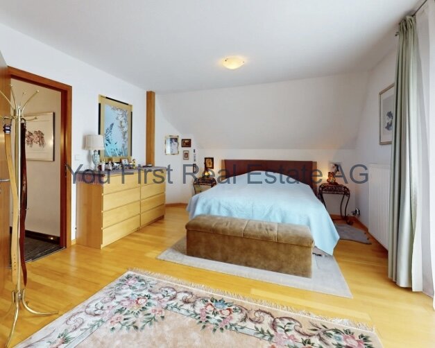 Lichtdurchflutetes Dachgeschlafzimmer mit hochwertiger Holzausstattung und praktischer Ankleidesituation