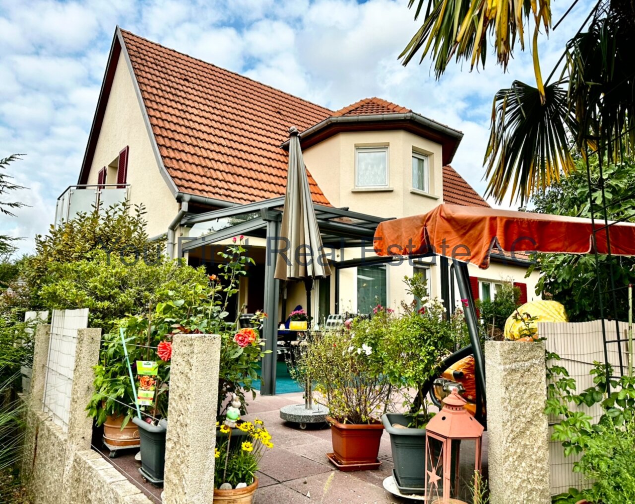 Exklusives Einfamilienhaus mit überdachter Terrasse und mediterranem Gartenzauber