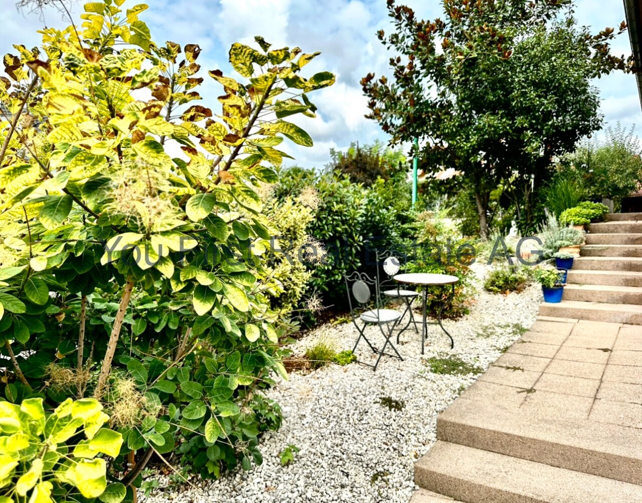 Traumhafter Gartenbereich mit Natursteintreppe und Kiesbeet - Ihr privates Ruheplätzchen im Grünen