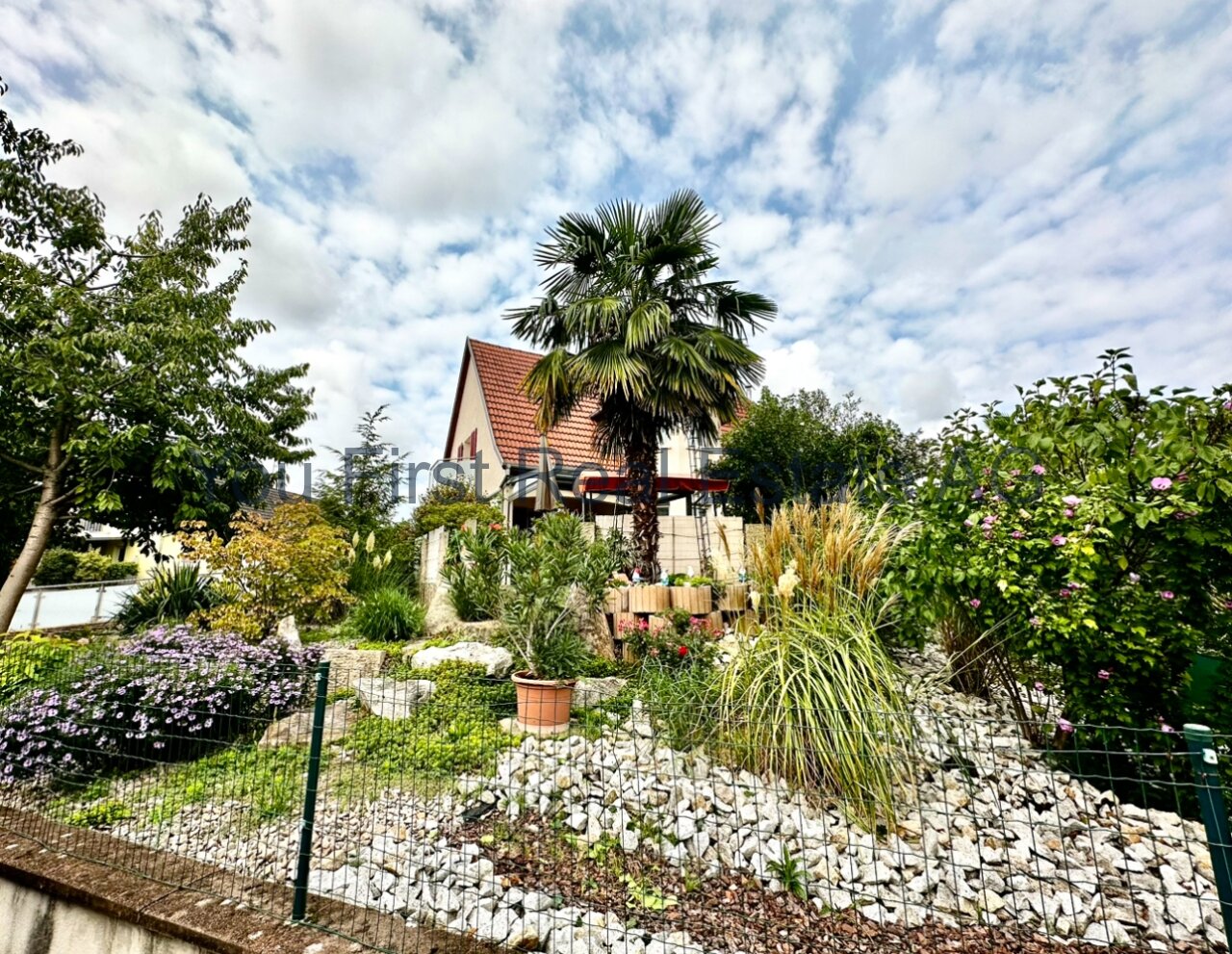 Mediterrane Gartengestaltung mit Naturstein-Akzenten und exotischem Palmen-Ambiente