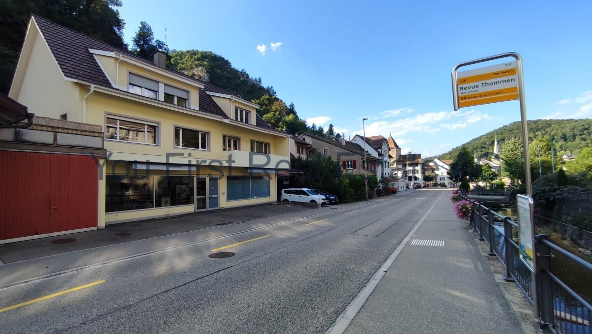 Busstation und Bach in unmittelbarer Nähe