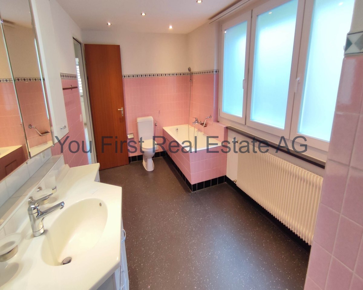 Grosses Bad - Pink wird noch weiss gestrichen