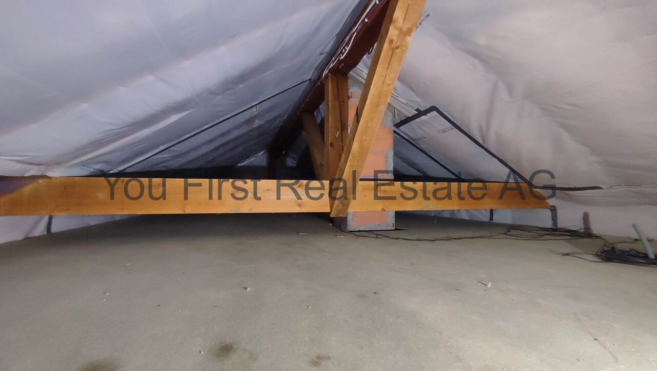 Ausbau-Potenzial: Dachgeschoss mit Perspektive für Ihre individuellen Wohnträume