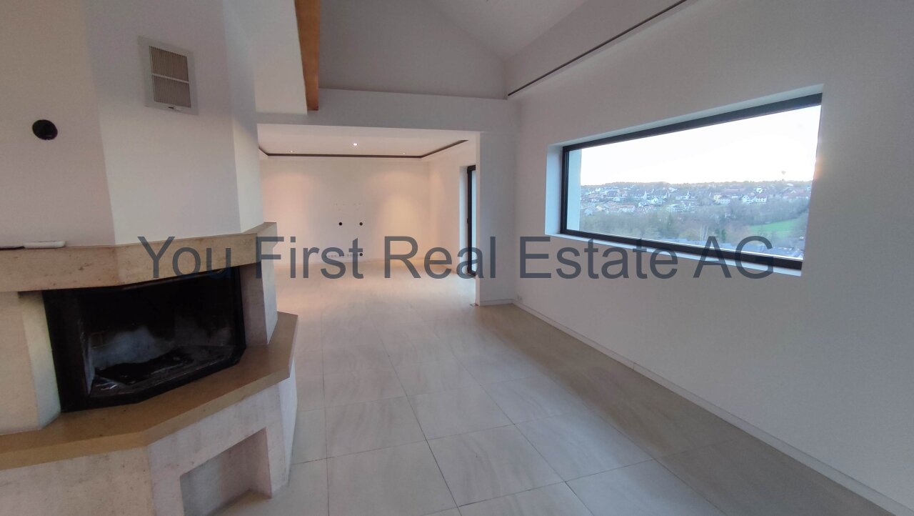 Moderner Wohnbereich mit Panoramafenster und elegantem Kamin - Lichtdurchflutetes Raumwunder mit Weitblick