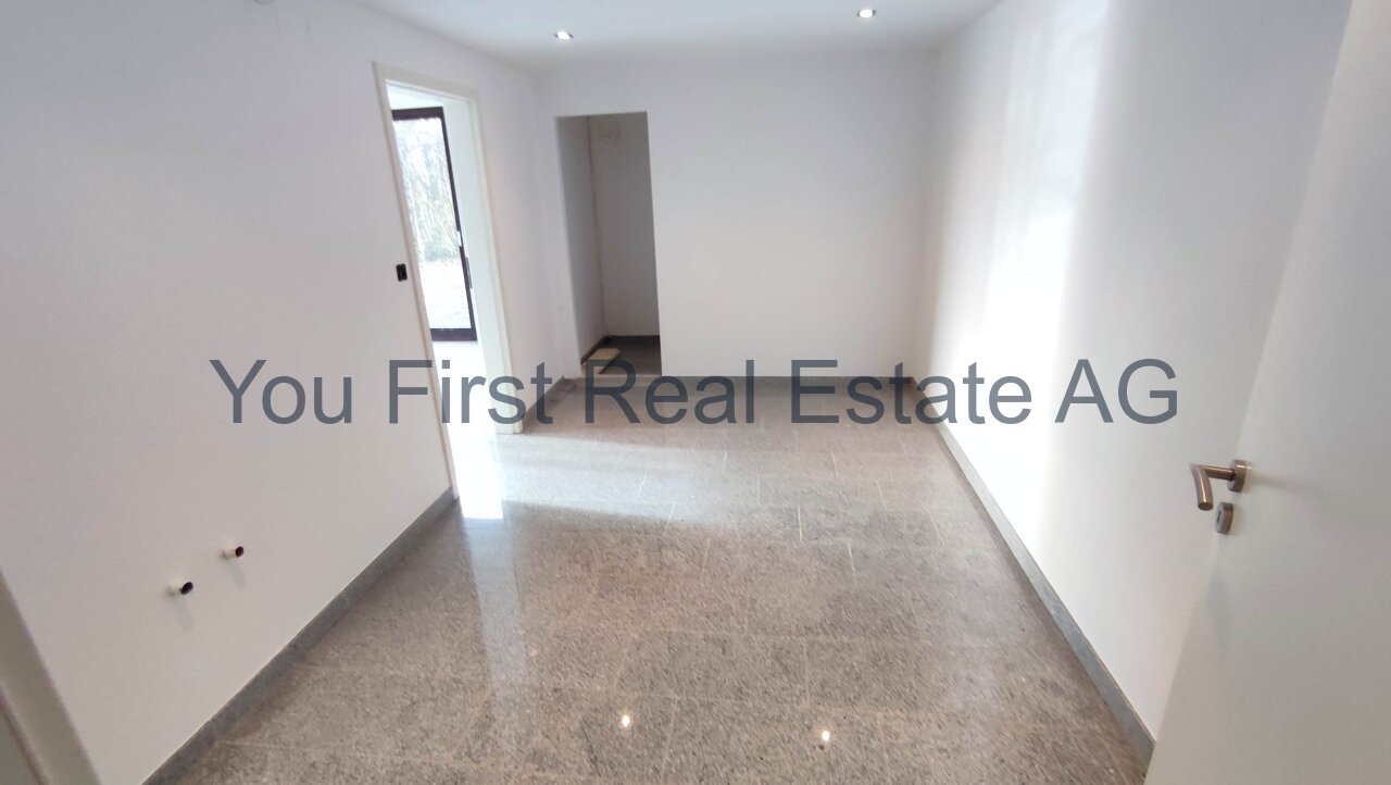 Lichtdurchfluteter Raum mit edlem Granitboden - Ihr neues Zuhause wartet!