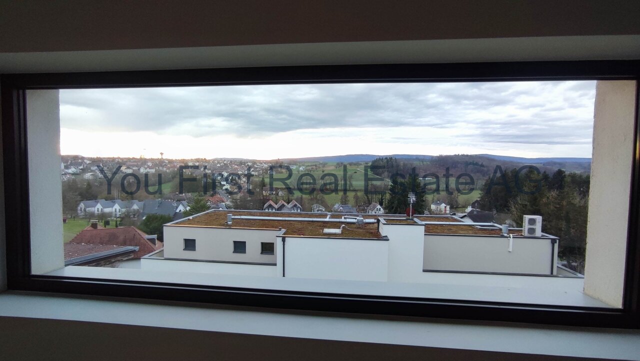 Panorama-Ausblick: Moderne Architektur trifft sanfte Hügellandschaft