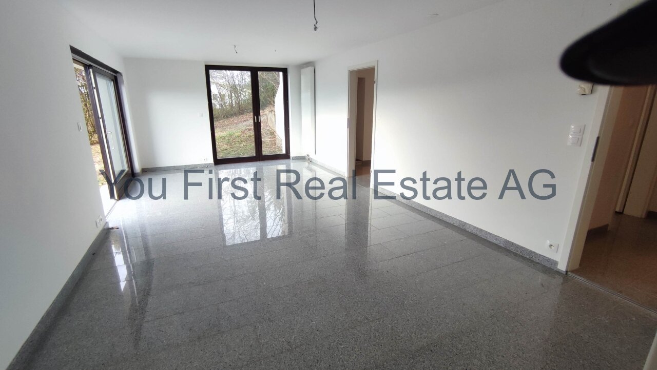 Lichtdurchfluteter Wohn-/Essbereich mit edlem Granitboden und direktem Gartenzugang