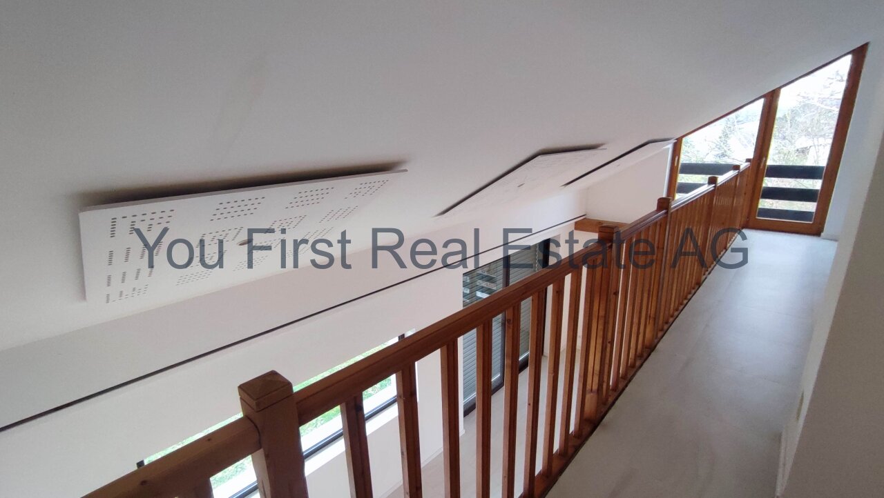 Lichtdurchflutete Galerie mit eleganter Holzbalustrade - Raumwunder mit Weitblick!