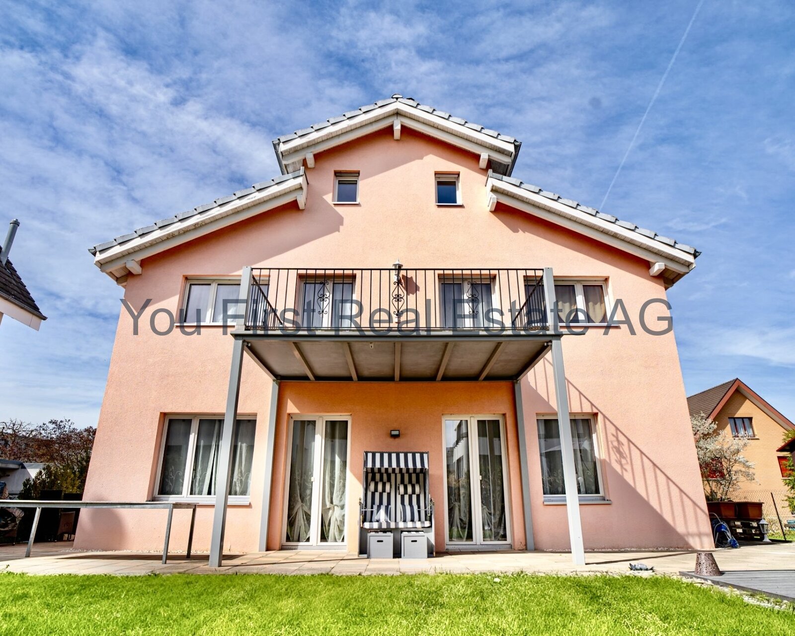 Modernes Zweifamilienhaus mit großzügiger Balkonanlage und Gartenfläche - Ihr Generationendomizil mit Potential!