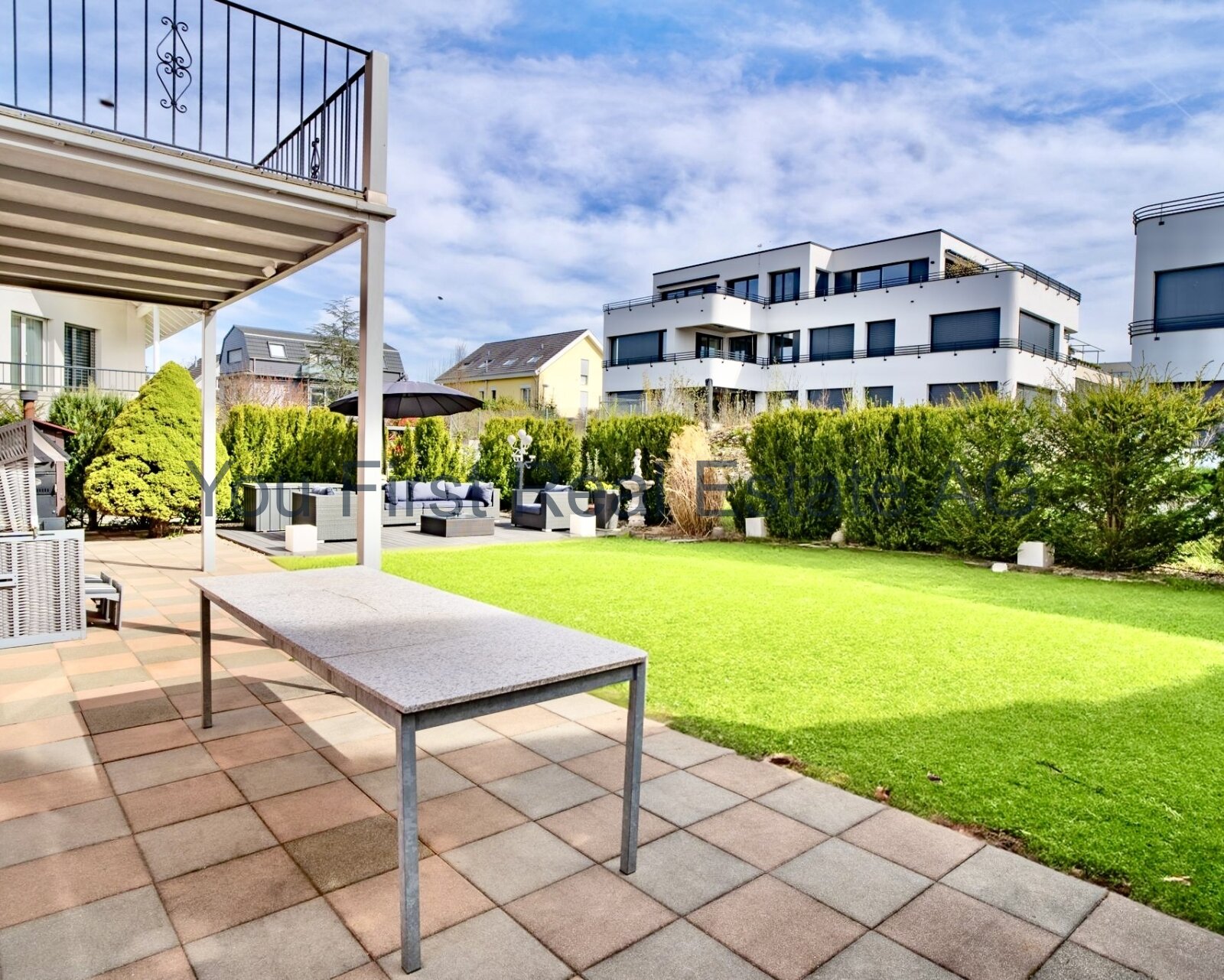 Traumhafte Gartenwohnung mit sonniger Terrasse und XXL-Rasenfläche