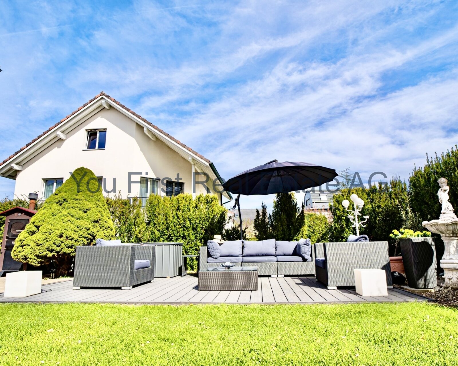 Exklusive Garten-Lounge: Moderne Terrasse mit High-End Sitzgruppe und perfekter Sonnenschutz-Lösung