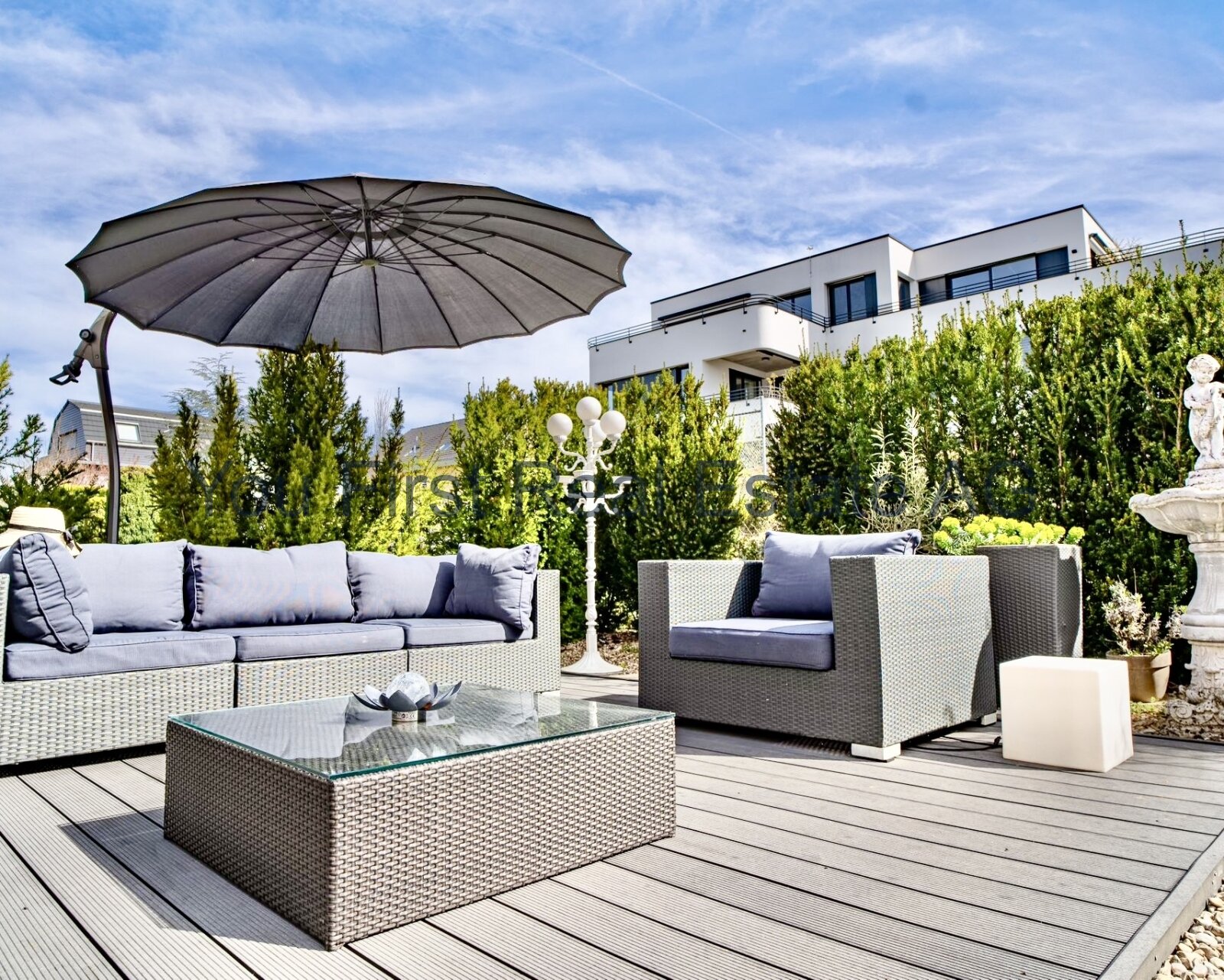 Exklusive Dachterrasse mit Designermöbeln und Sichtschutz - Ihr privates Wellness-Paradies!