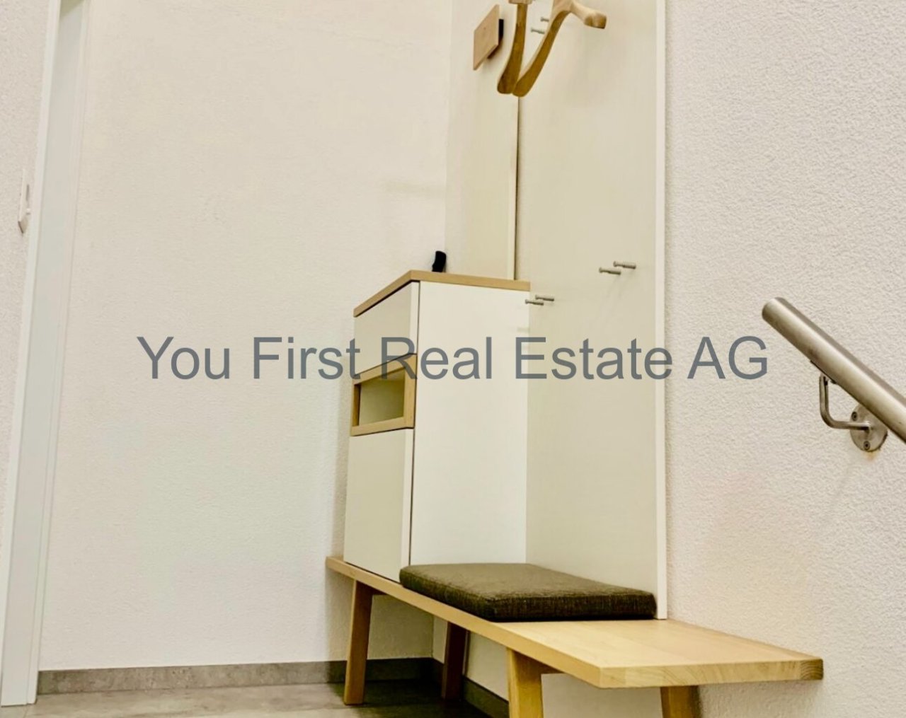 Praktische Sitzgelegenheit mit integriertem Garderobensystem - Clevere Flurgestaltung mit Komfort und Funktion!