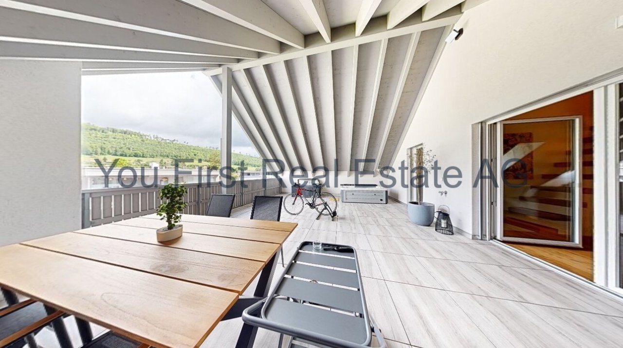 Lichtdurchflutete Dachterrasse mit atemberaubender Panorama-Aussicht