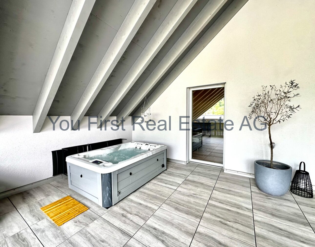 Wellness-Oase unterm Dach: Exklusiver Whirlpool mit Balkonzugang