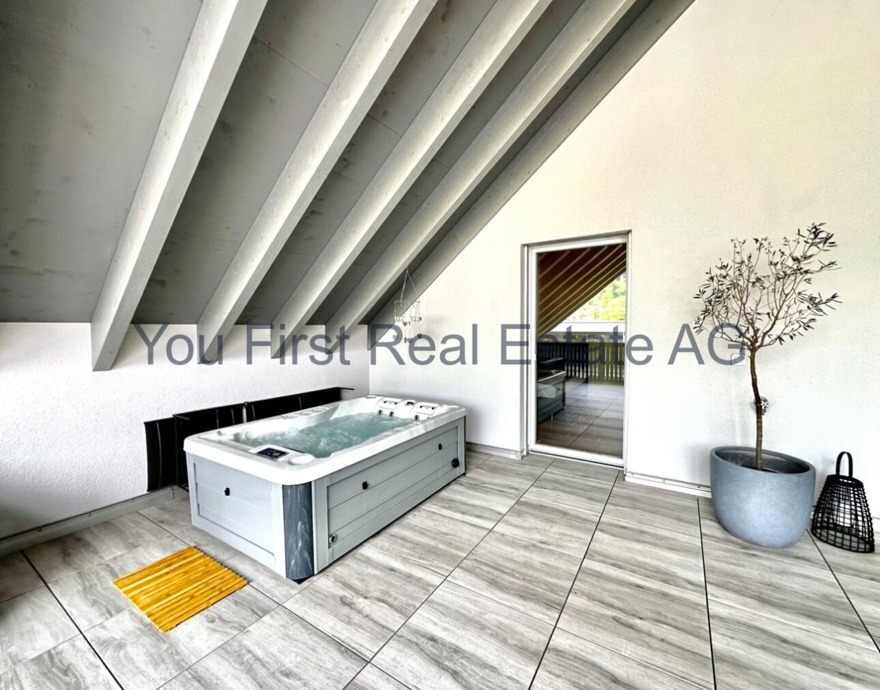 Wellness-Oase unterm Dach: Exklusiver Whirlpool mit Balkonzugang