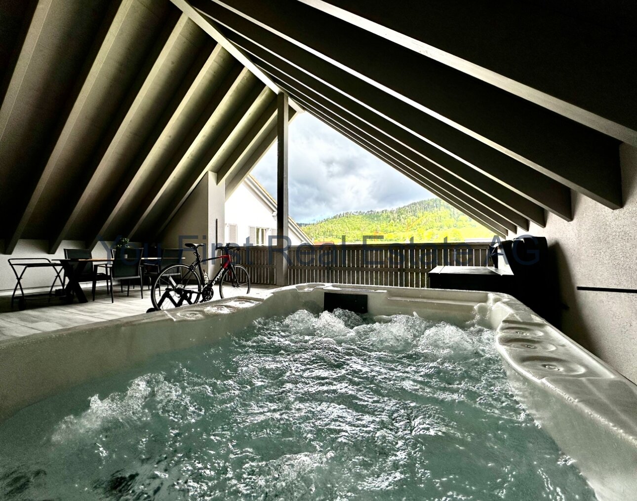 Wellness-Oase mit Panorama-Bergblick: Exklusiver Indoor-Whirlpool unter atemberaubender Dacharchitektur