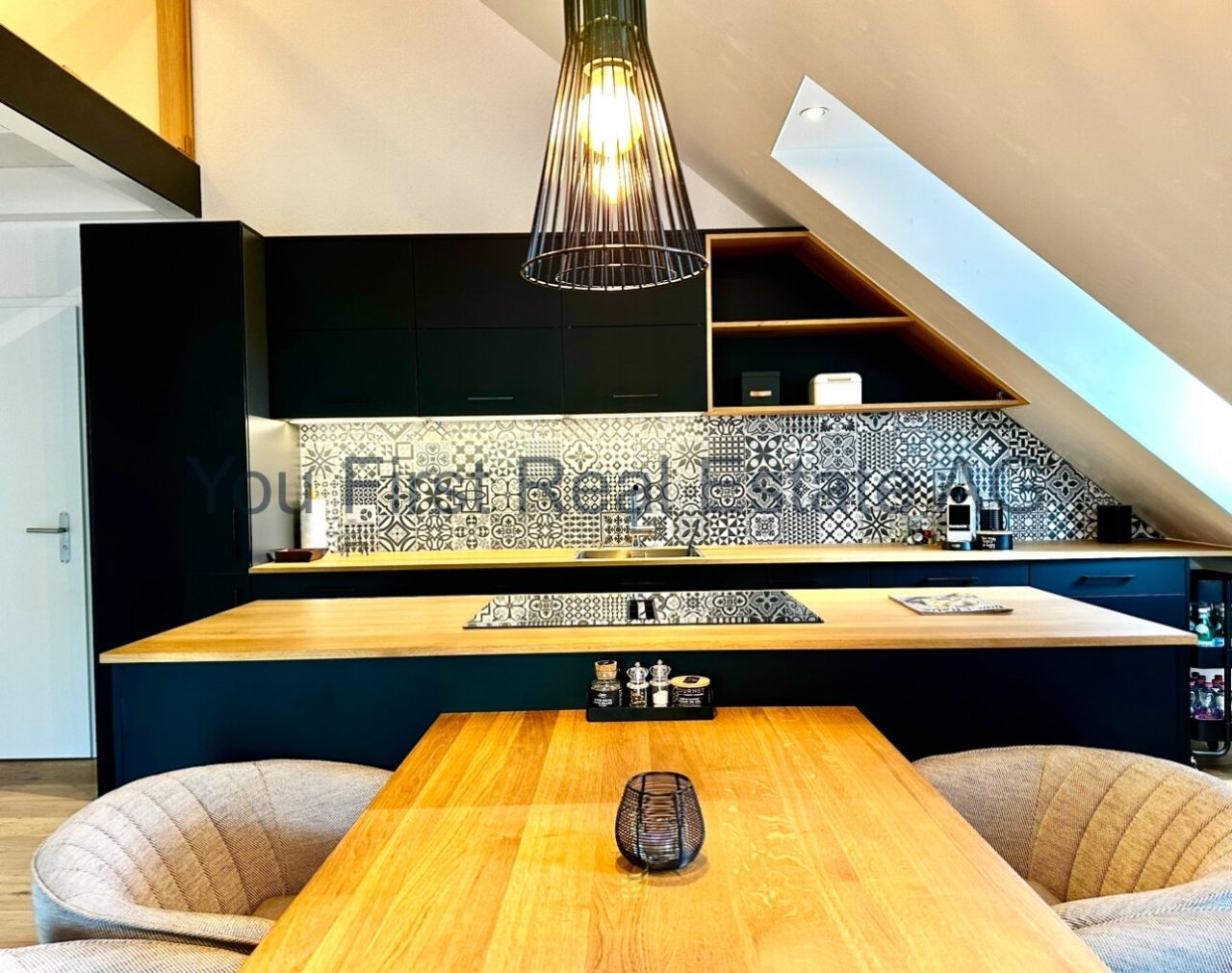 Designküche mit Dachschräge: Clevere Raumnutzung trifft stilvolles Interieur