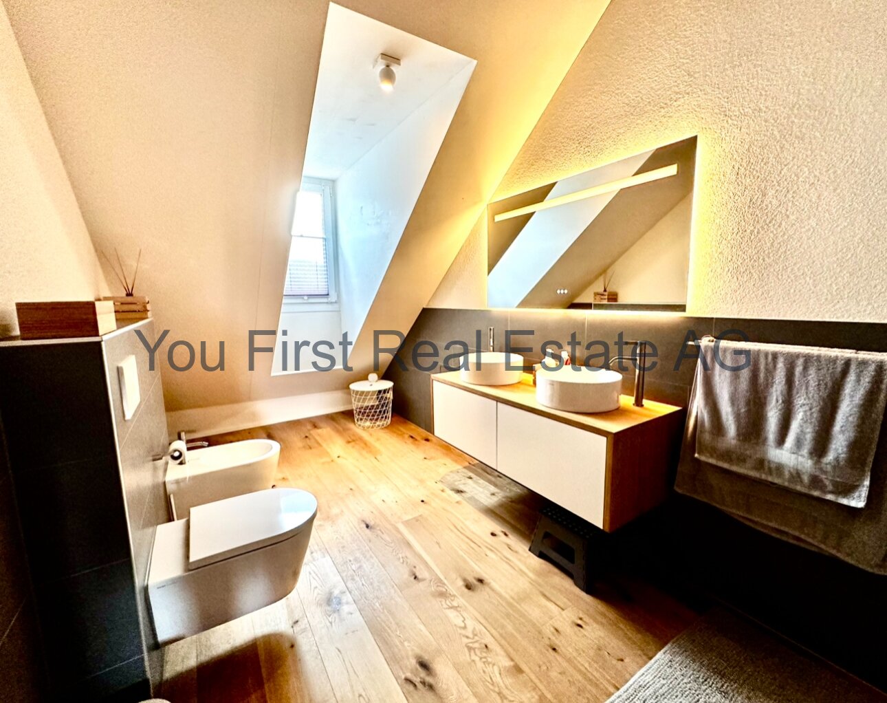 Modernes Dachgeschoss-Bad mit individueller Lichtgestaltung und hochwertiger Ausstattung