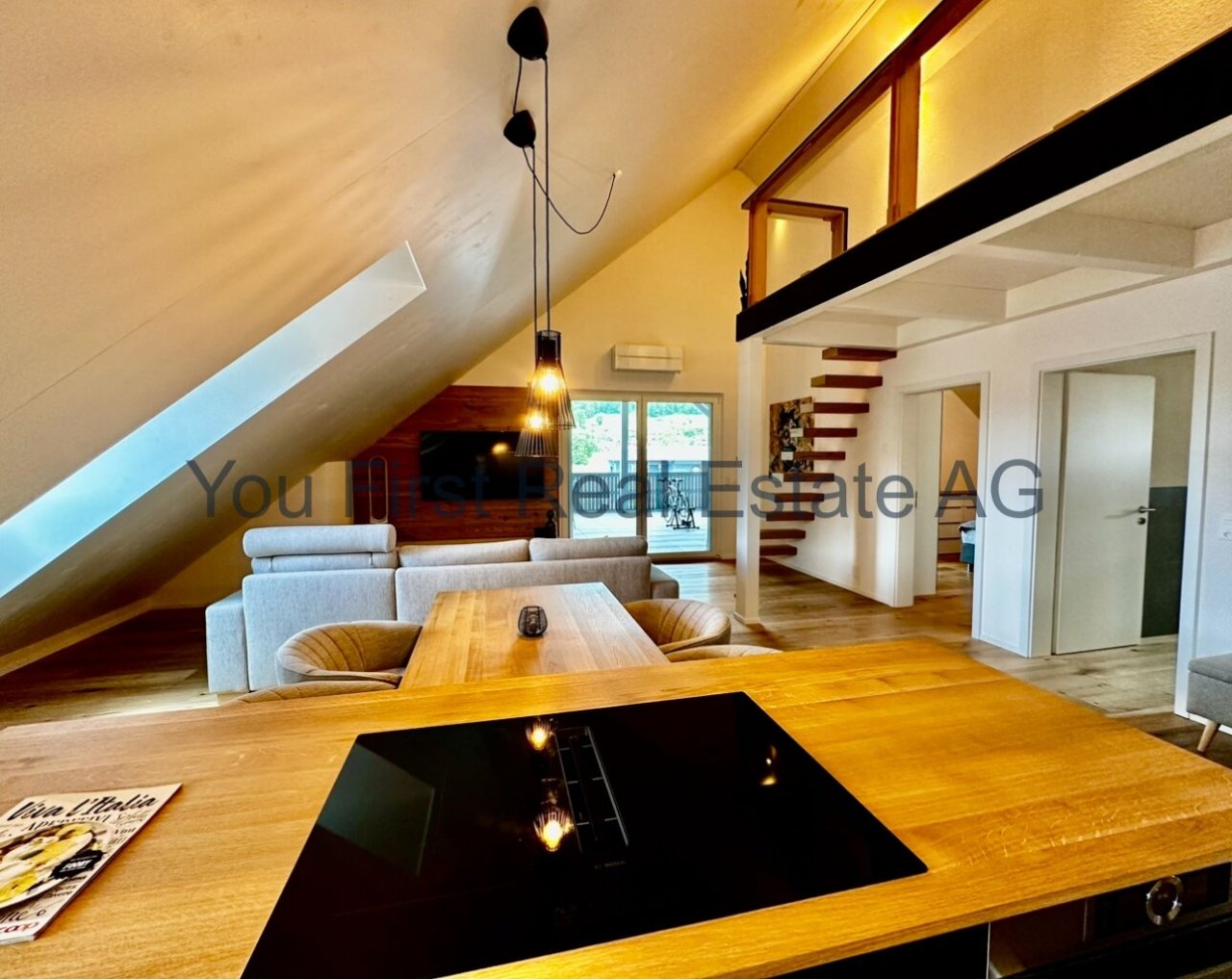 Loft-Wohnung mit Charme: Moderne Architektur trifft clevere Raumnutzung unter der Dachschräge