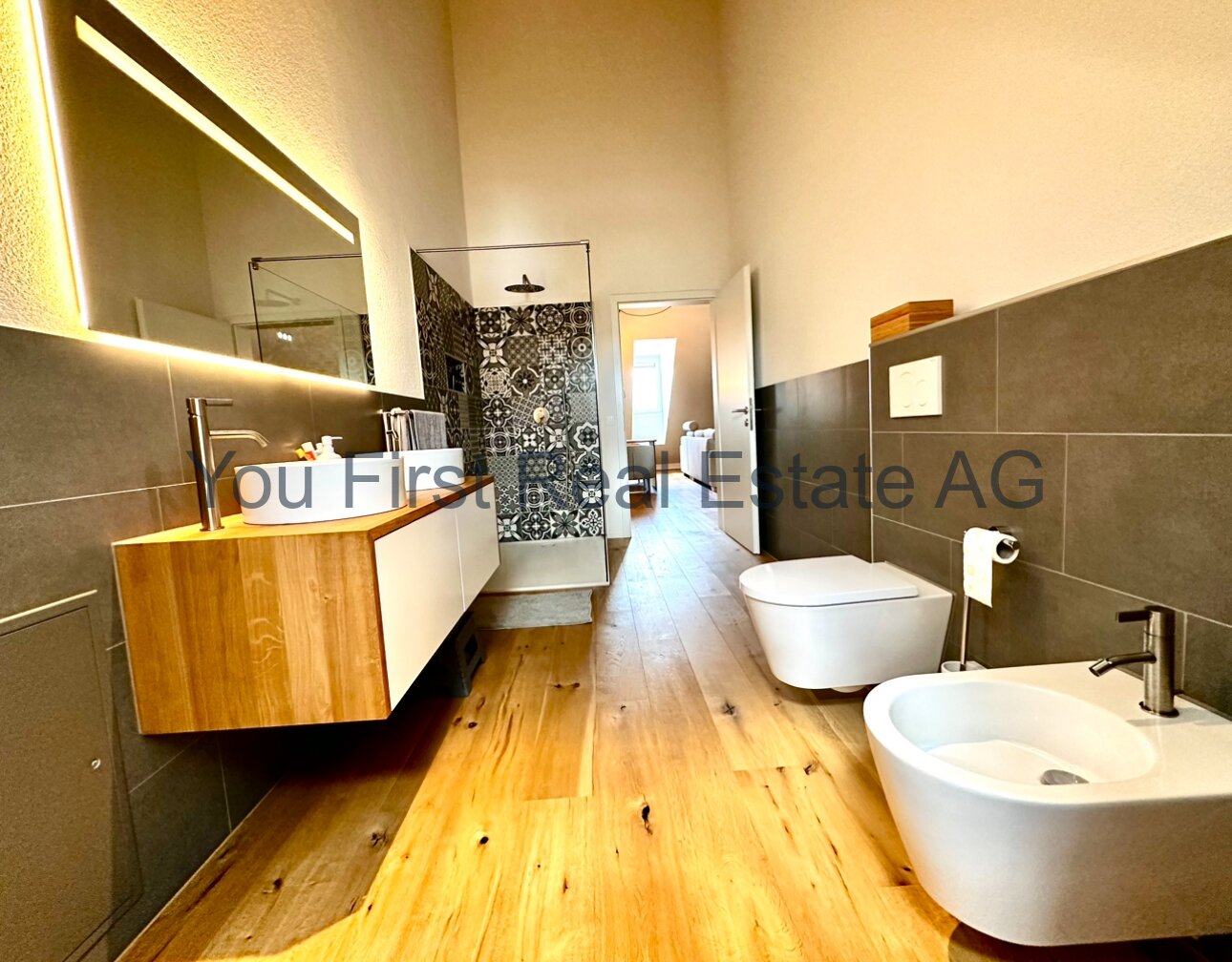 Wellness-Oase mit Design-Dusche und warmem Holzboden - Luxuriöses Badezimmer zum Wohlfühlen