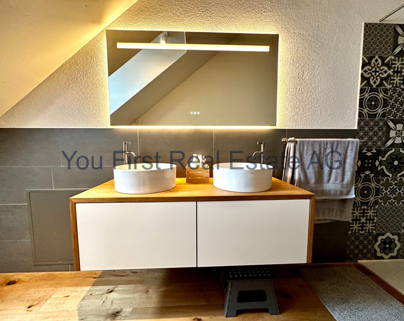 Wellness-Oase unterm Dach: Modernes Badezimmer mit Design-Waschtisch und stimmungsvoller Beleuchtung