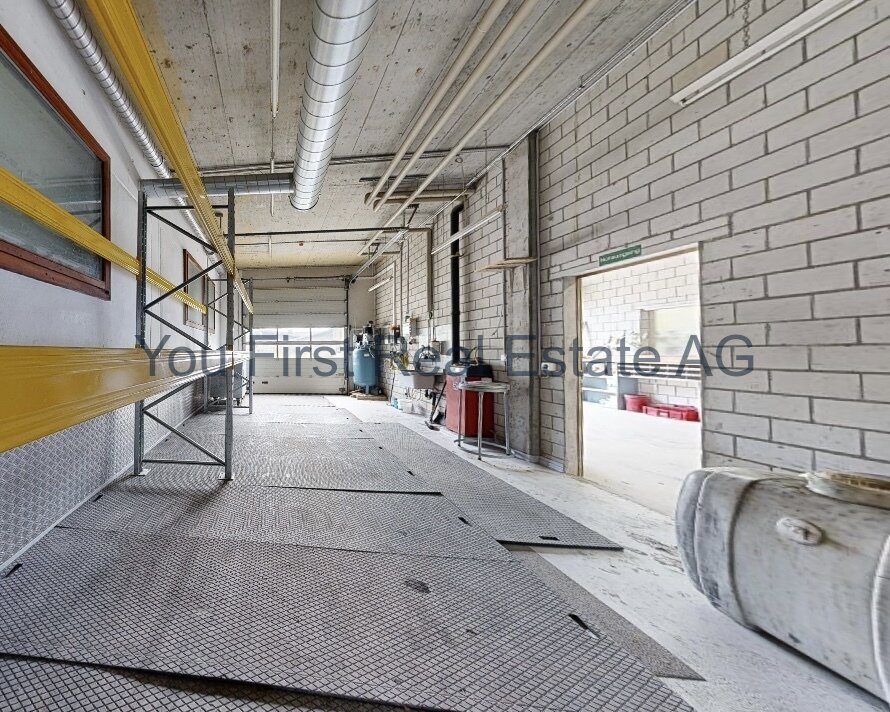 Werkstatt mit Reparaturlift