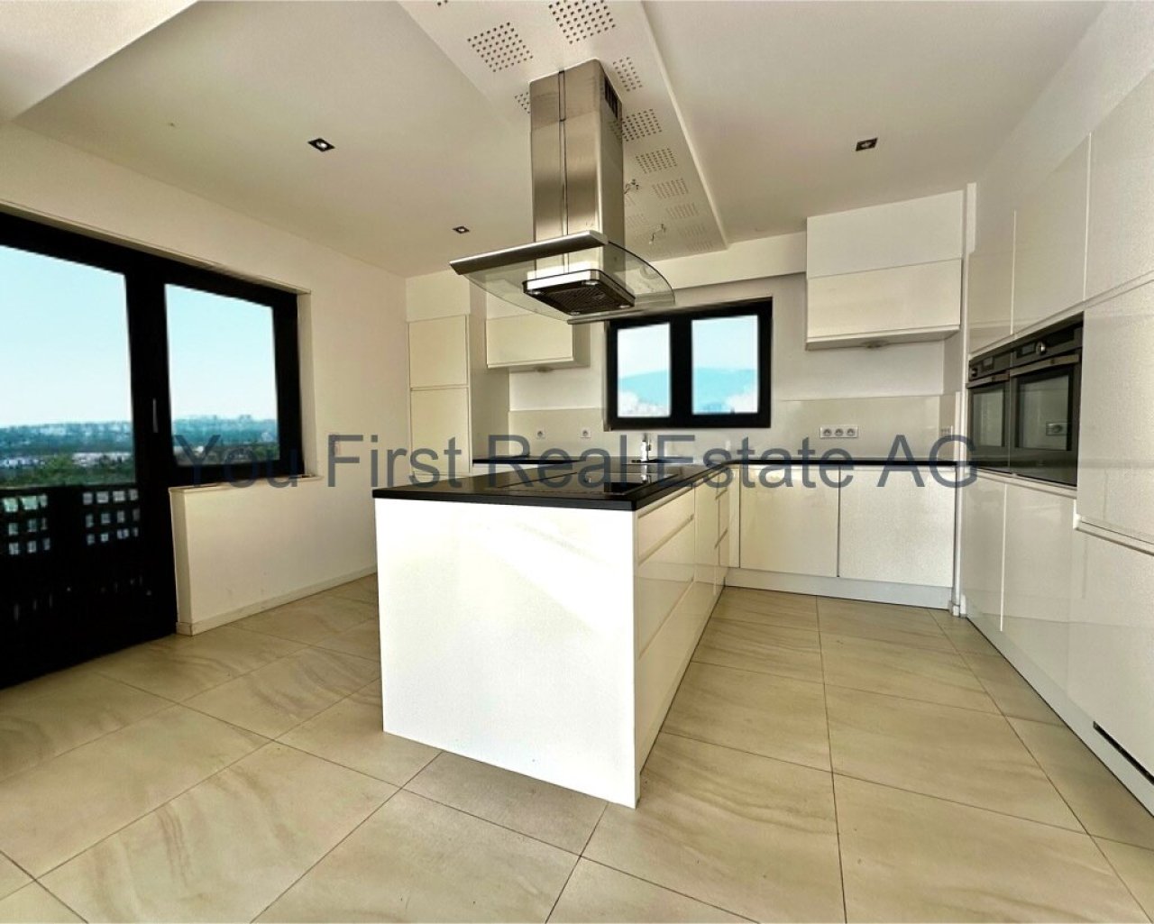 Lichtdurchflutete Design-Küche mit Panoramablick und hochwertigem Kochinselelement