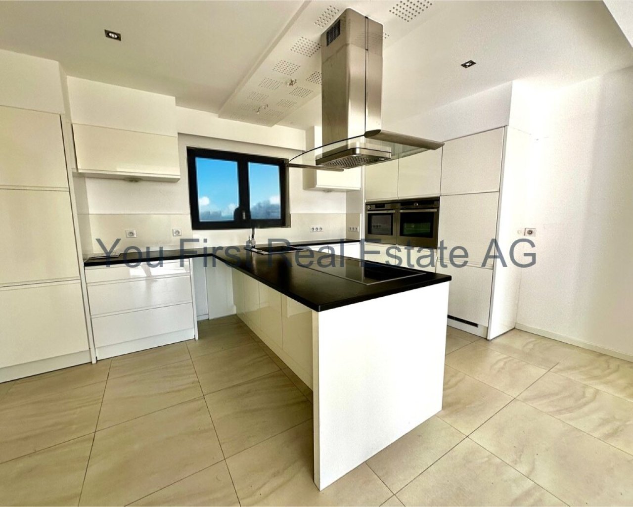 Moderne Designerküche mit Kochinsel und Panoramafenster - Highend-Küchentraum in Perfektion!