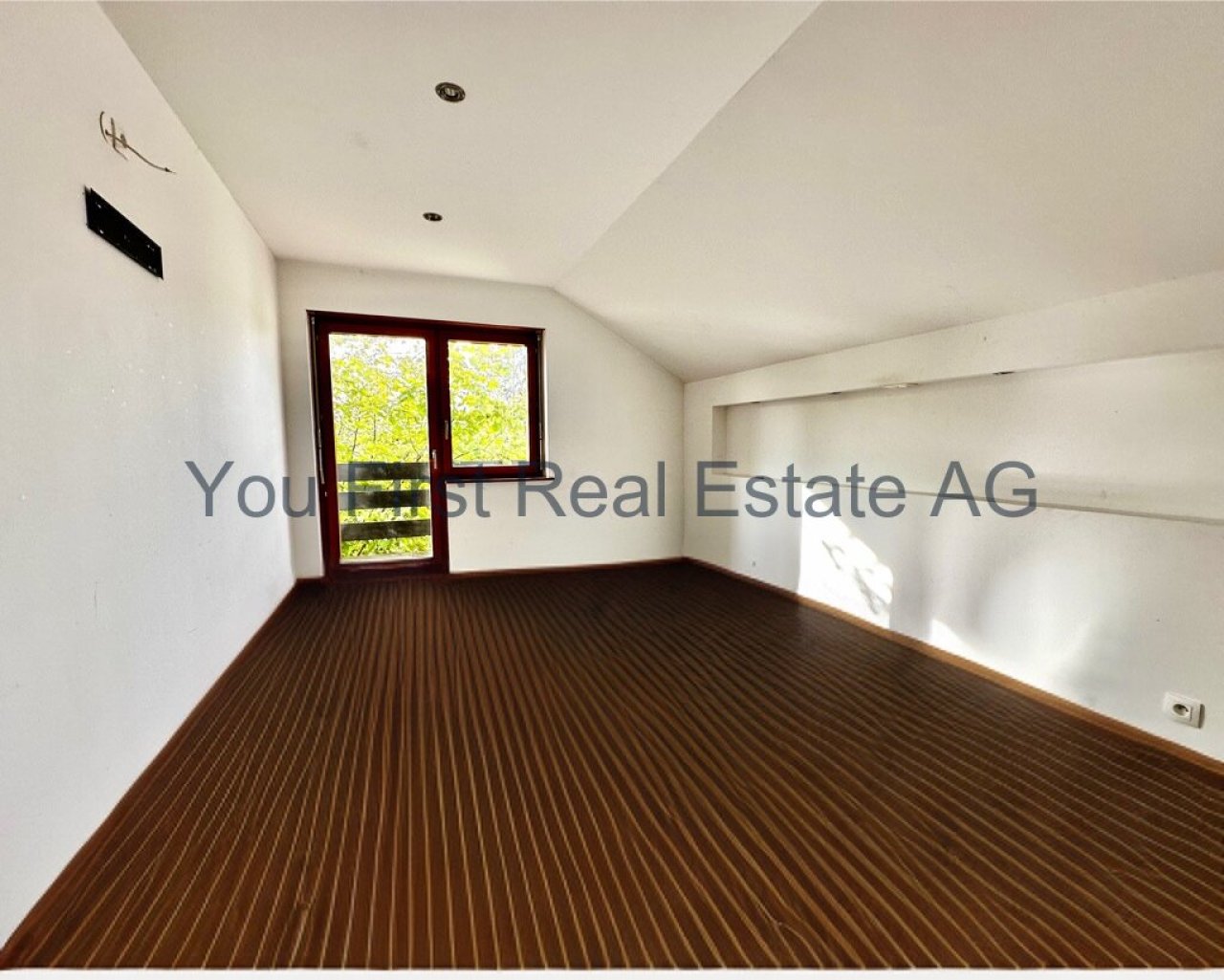 Lichtdurchflutetes Dachzimmer mit Balkon - Perfekte Wohlfühloase zum Entspannen!