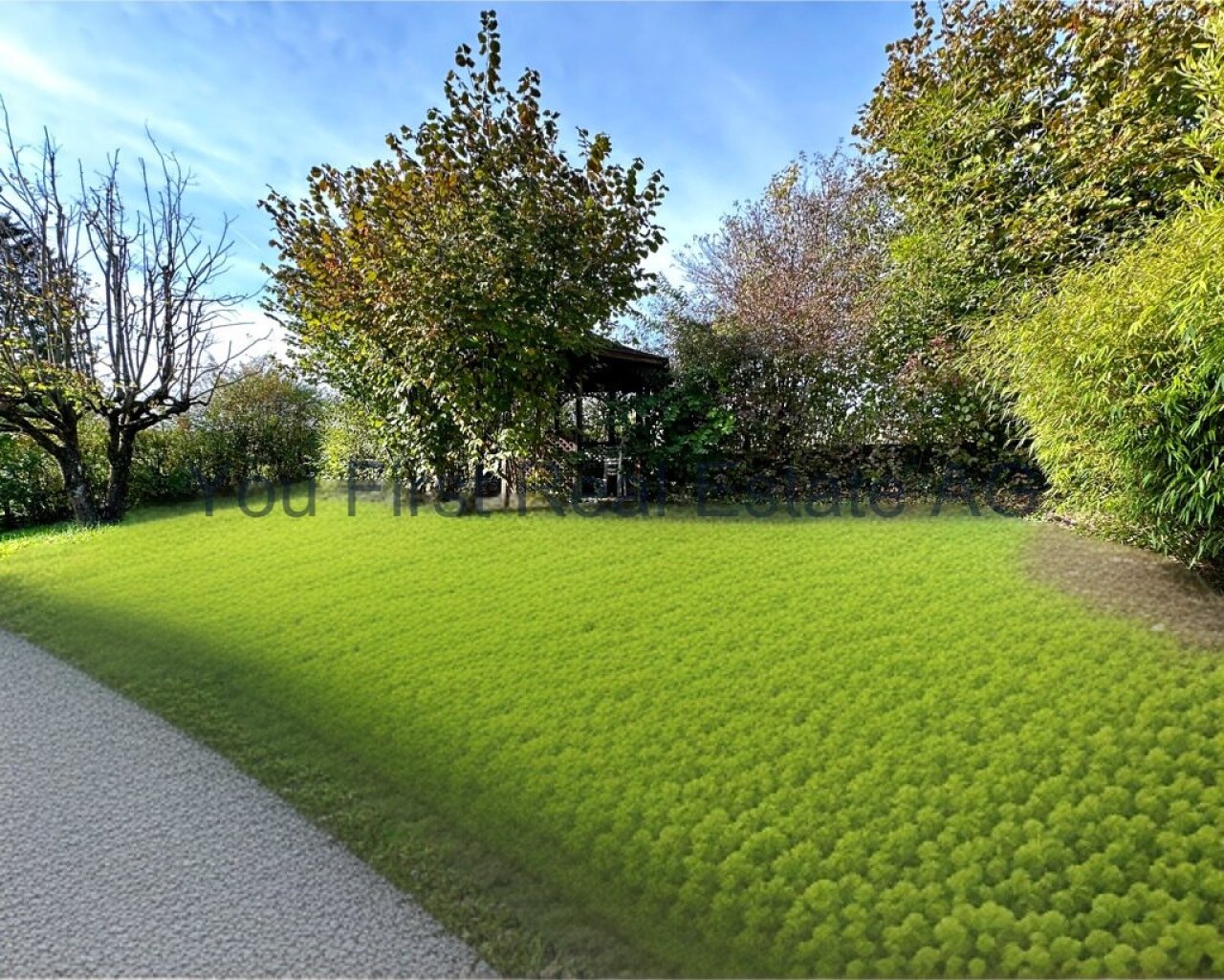Pflegeleichte Gartenanlage mit Rasenfläche und Pavillon - Ihr grünes Refugium