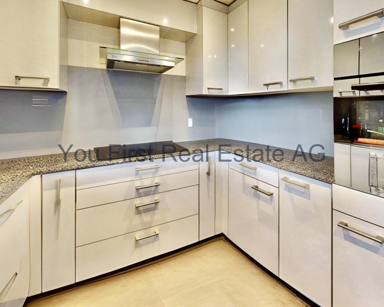 Moderne Einbauküche mit cleverer Raumnutzung und hochwertigem Granit-Arbeitsbereich